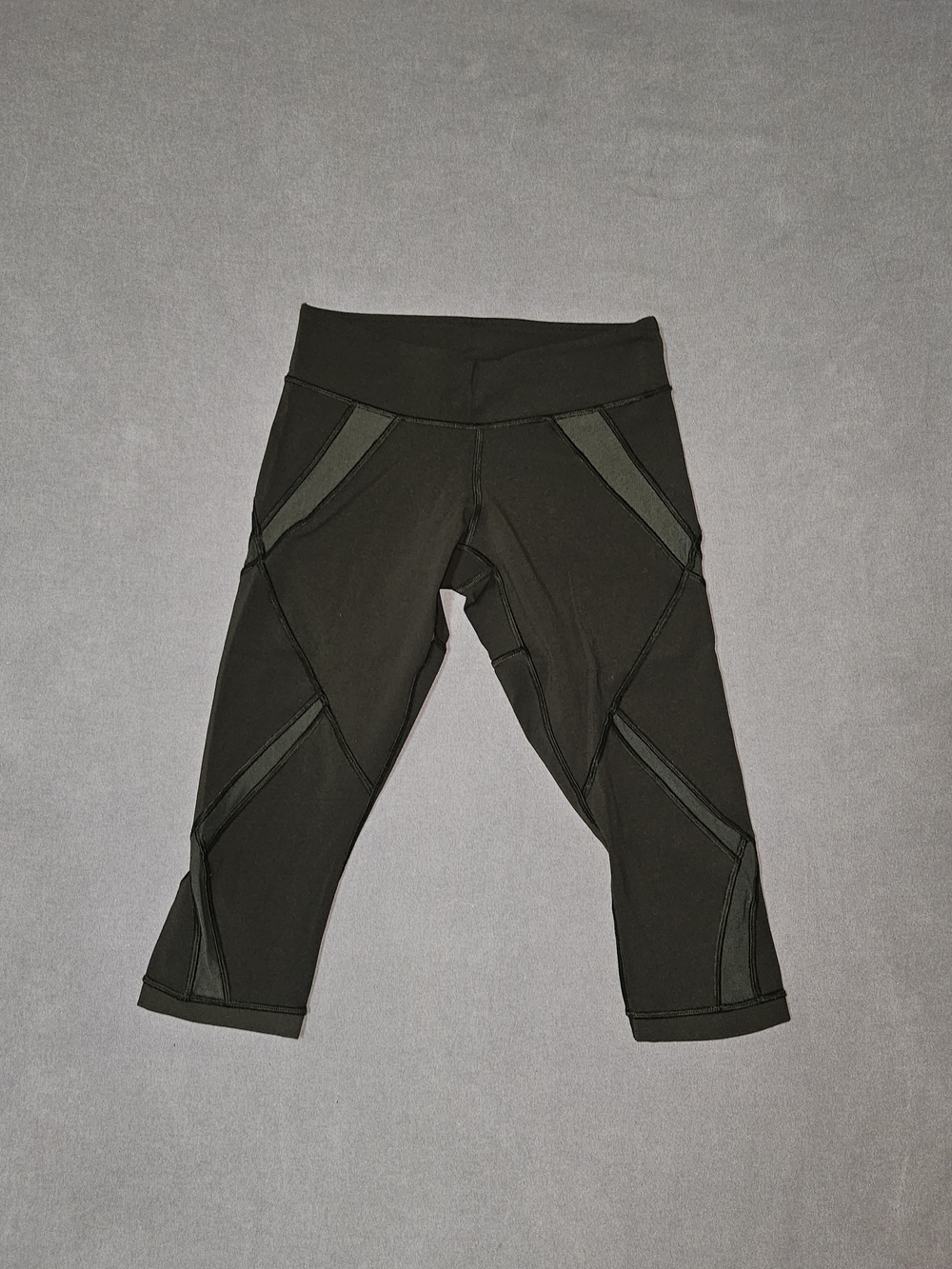 Cropped Green Athletic Leggings with Paneled Detailing